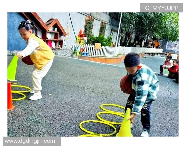 幼儿园篮球比赛游戏欢乐进行中小朋友们展现运动风采与团队合作精神